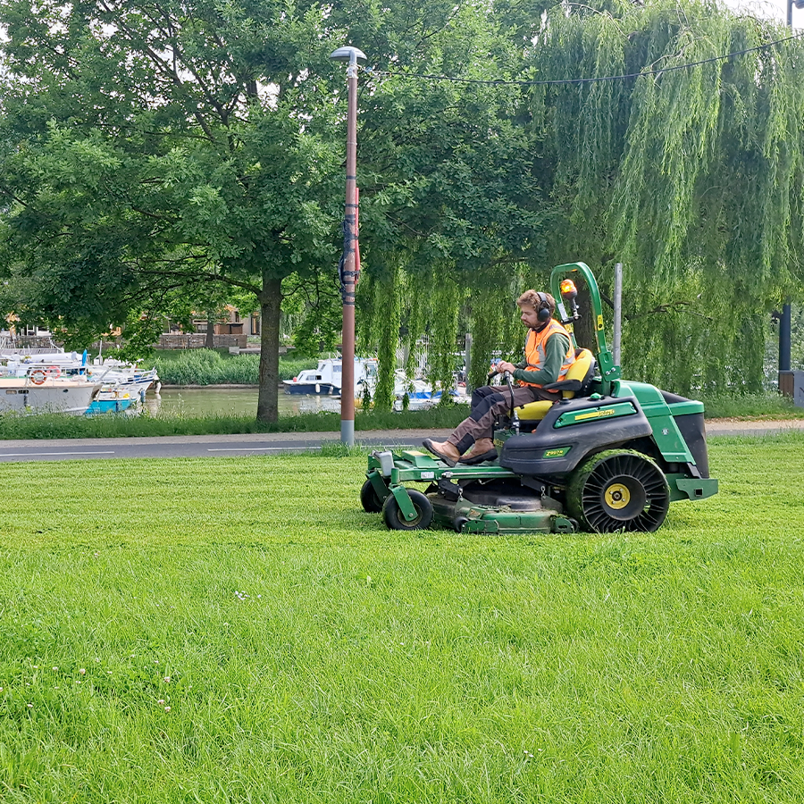 https://spe94.com/wp-content/uploads/2025/07/Entretien-parc-paysager.png